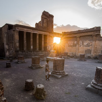 How far is Pompeii from Rome?